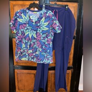 Vera Bradley Multicolor Floral Paisley Scrub Top in Navy Set